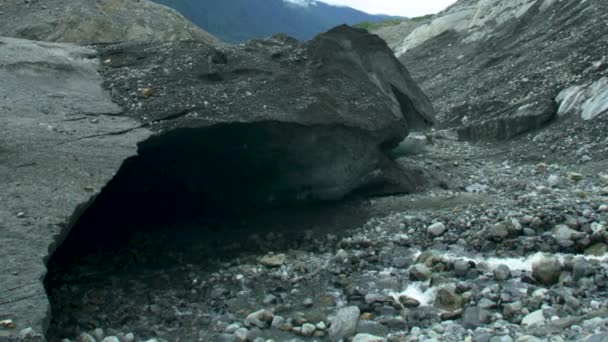 Лід Під Скелями Поступово Розтанув Утворюючи Річки Геологічний Ландшафт Пошуки — стокове відео