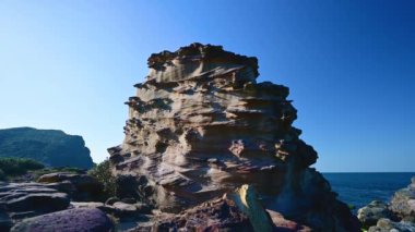 Kayanın şekli dondurmaya benzer. Deniz ve gökyüzü aynı renkte. Ruifang Nanya, New Taipei City 'nin tuhaf kayalık manzarası. Tayvan