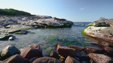 Sakin ve berrak sular küçük koylara akar. Bazı yeşil yosunlar kayaların üzerinde yetişir. Ruifang Nanya, New Taipei City 'nin tuhaf kayalık manzarası. Tayvan
