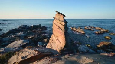 Kayalar bambu filizine benziyor. Deniz ve gökyüzü tek renk. Ruifang Nanya, New Taipei City 'nin tuhaf kayalık manzarası. Tayvan