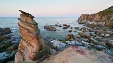 Kayalar bambu filizine benziyor. Deniz ve gökyüzü tek renk. Ruifang Nanya, New Taipei City 'nin tuhaf kayalık manzarası. Tayvan