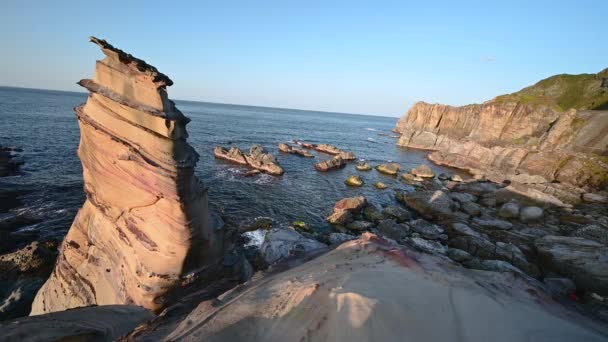 Die Felsen Haben Die Form Von Bambussprossen Das Meer Und — Stockvideo
