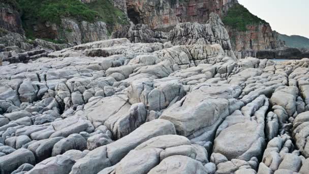 Mavi Deniz Manzarası Dağlar Dokulu Kayalar Bulanık Rüya Gibi Bir — Stok video