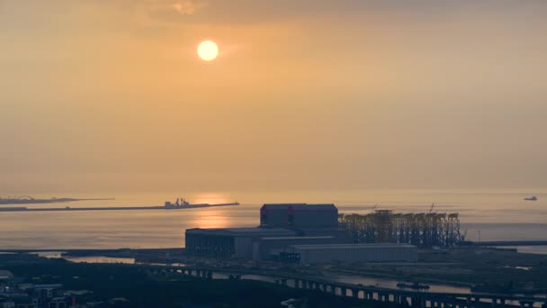 飛行機は空を飛ぶ 忙しい都市や工場 ロマンチックな海辺の夕日の景色 ファンタジーオレンジの空 台湾新北市 — ストック動画
