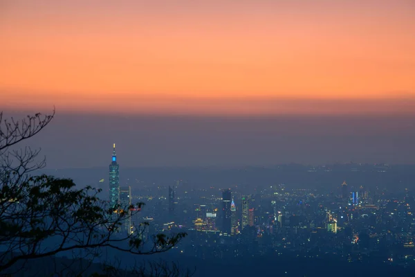 Céu Laranja Fantasia Vibrante Movimentada Cena Noturna Cidade Taipei Vista — Fotografia de Stock