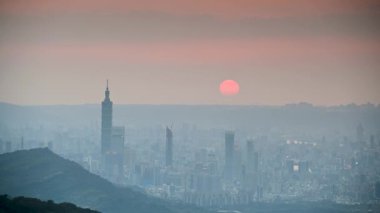 Dinamik Bulutlar ve Şehir Sahnesi: Taipei 'nin Akşam Gökyüzü Büyüleyici Taipei Alacakaranlığı: Turuncu Gökyüzü ve Aydınlanmış Şehir