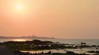 Sahilde oynar, yengeç ve balık arar, günbatımını izlerdim. Yazın ziyaret etmek için harika bir yer kuzey kıyısındaki Shimen Mağarası 'dır. Tayvan