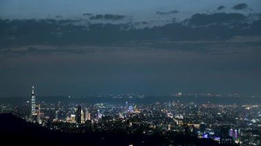 Dinamik Bulutlar ve Şehir Sahnesi: Taipei 'nin Akşam Gökyüzü Büyüleyici Taipei Alacakaranlığı: Turuncu Gökyüzü ve Aydınlanmış Şehir