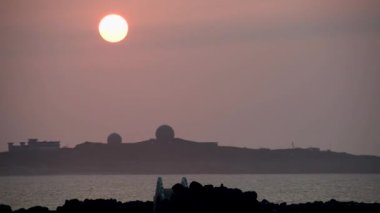 Sahilde oynar, yengeç ve balık arar, günbatımını izlerdim. Yazın ziyaret etmek için harika bir yer kuzey kıyısındaki Shimen Mağarası 'dır. Tayvan