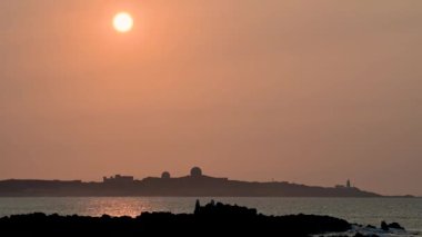 Sahilde oynar, yengeç ve balık arar, günbatımını izlerdim. Yazın ziyaret etmek için harika bir yer kuzey kıyısındaki Shimen Mağarası 'dır. Tayvan