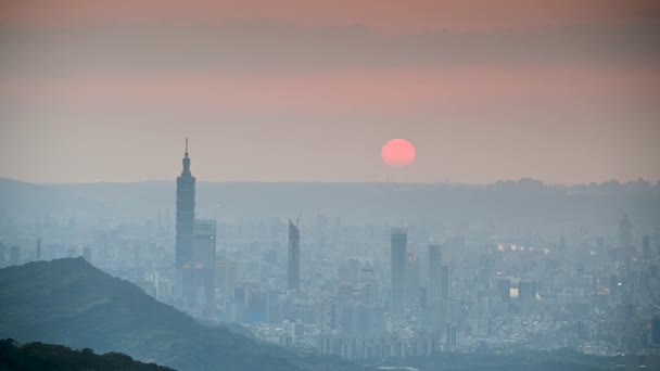 动态云彩与城市风貌 台北夜晚天空迷人的视频 橙色天空与明亮的城市景观 — 图库视频影像