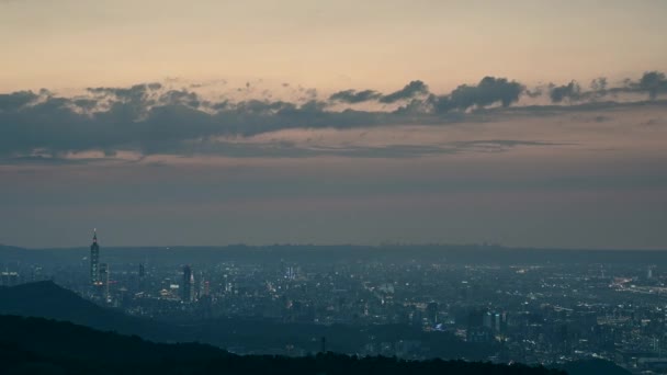 Nubes Dinámicas Paisaje Urbano Video Del Cielo Nocturno Taipéi Fascinante — Vídeo de stock