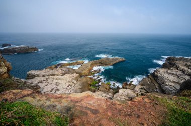 Longdong 'un nefes kesen kıyı manzaralarını keşfedin. Dramatik Kaya oluşumları. Temiz sular ve Yeni Taipei şehrindeki Pasifik Okyanusu 'nun çarpıcı manzaraları..