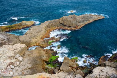 Longdong 'un nefes kesen kıyı manzaralarını keşfedin. Dramatik Kaya oluşumları. Temiz sular ve Yeni Taipei şehrindeki Pasifik Okyanusu 'nun çarpıcı manzaraları..