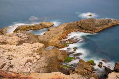 Longdong 'un nefes kesen kıyı manzaralarını keşfedin. Dramatik Kaya oluşumları. Temiz sular ve Yeni Taipei şehrindeki Pasifik Okyanusu 'nun çarpıcı manzaraları..