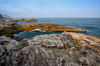Longdong 'un nefes kesen kıyı manzaralarını keşfedin. Dramatik Kaya oluşumları. Temiz sular ve Yeni Taipei şehrindeki Pasifik Okyanusu 'nun çarpıcı manzaraları..