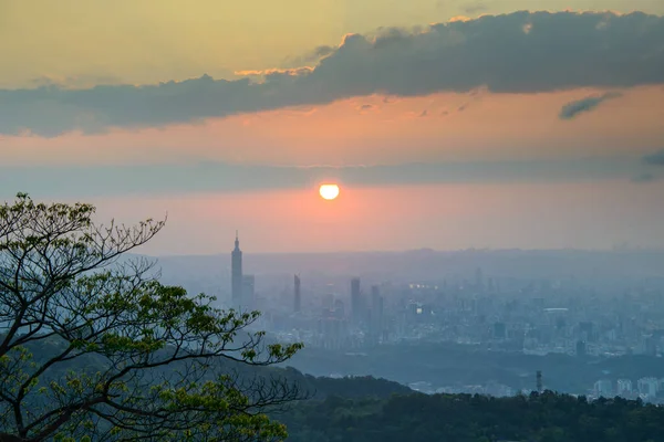 stock image Emotional Taipei Sunset: Awe-Inspiring Skies and Cityscape in Motion Spectacular Evening Views of Taipei: Dynamic Clouds and Cityscape