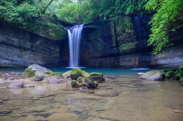 Atrás Das Rochas Musgosas Árvores Verdes Está Cachoeira Wanggu Lugar — Fotografia de Stock