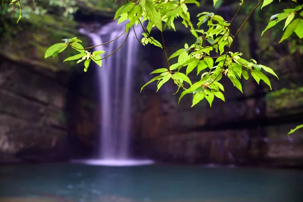 在长满青苔的岩石和绿树后面是王谷瀑布 山林隐秘的地方 湖水是梦幻般的翡翠绿色 新台北市平溪 — 图库照片