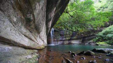 Wanggu Şelalesi yazın sıcaktan kaçmak için iyi bir yerdir. Dağ ormanı gizli yeri, göl rüya gibi zümrüt yeşili. Tayvan