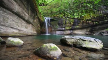 Wanggu Şelalesi yazın sıcaktan kaçmak için iyi bir yerdir. Dağ ormanı gizli yeri, göl rüya gibi zümrüt yeşili. Tayvan