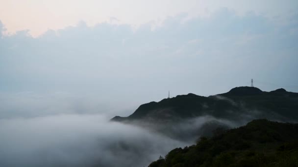九分の山と日中の風景の中に白い雲を織り交ぜる静かな森のビザと霧の白い雲 — ストック動画