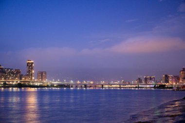 Romantik gün batımı manzarası. Nehirdeki siluetin güzel bir yansıması. Tarihi manzaralar ve ünlü turistik yerler. Dadaocheng Rıhtımı, Taipei, Tayvan