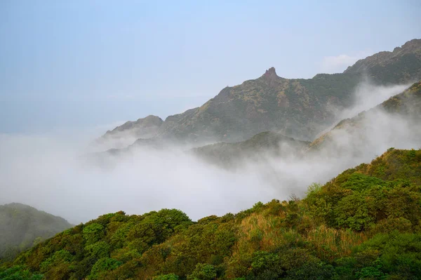 Jiufen Mountains Interweaving White Clouds Daytime Scenery Tranquil Forest Vistas — Photo