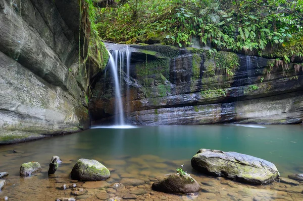 旺谷瀑布是避暑避暑的好地方 山林隐秘的地方 湖水是梦幻般的翡翠绿色 — 图库照片