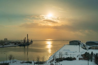 Alacakaranlıkta, kar kaplı iskele manzarasının huzurlu manzarasının tadını çıkarın. Hokkaido 'nun kışın huzurlu güzelliği: Kushiro Nehri boyunca huzurlu bir tekne gezisi.