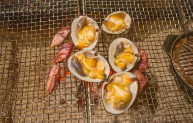 Taze kabuklu deniz hayvanı ve et tel askıda kızartılır. Yolculuk boyunca yerel yiyecek ve içecekler. Hokkaido, Japonya