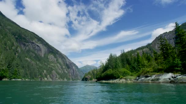 Leg Prachtige Witte Wolken Blauwe Luchten Groene Bossen Bergen Vast — Stockvideo