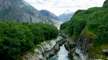 Kayalar, eriyen buzlar, buzullar, nehirler, ormanlar ve yukarıdan görünen dağlar. Yazın insansız hava aracı ile Alaska 'nın göz kamaştırıcı manzarası.