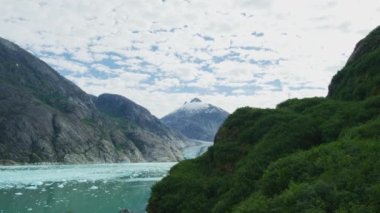 Kayalar, eriyen buzlar, buzullar, nehirler, ormanlar ve yukarıdan görünen dağlar. Yazın insansız hava aracı ile Alaska 'nın göz kamaştırıcı manzarası.