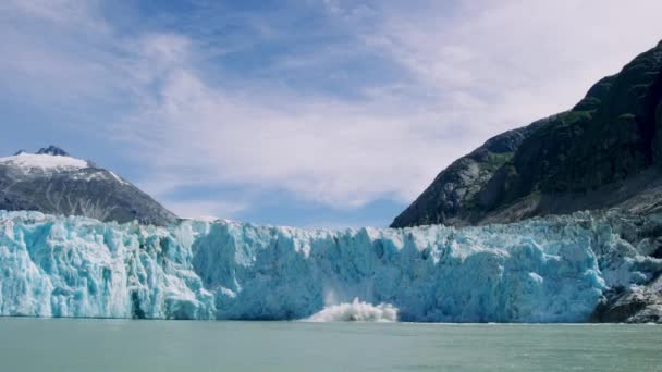 Spektakulär Glaciärkalvning Isbitar Föll Vattnet Som Explosion Vägg Sedd Från — Stockvideo