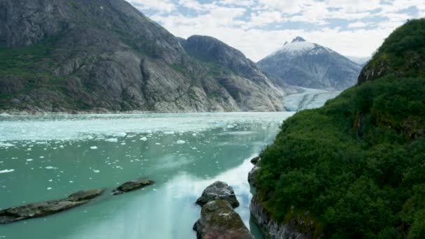 Rocas Hielo Derretido Glaciares Ríos Bosques Montañas Vistas Desde Arriba — Vídeos de Stock