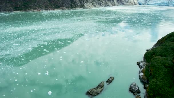 Kayalar Eriyen Buzlar Buzullar Nehirler Ormanlar Yukarıdan Görünen Dağlar Yazın — Stok video