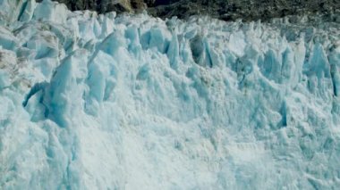 Muhteşem bir buzul yavrusu. Buz küpleri bir patlama gibi suya düştü. Kayalar, Buz, Nehirler, Ormanlar ve Dağlar: Alaska 'nın Yaz Manzarası.