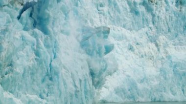 Muhteşem bir buzul yavrusu. Buz küpleri bir patlama gibi suya düştü. Kayalar, Buz, Nehirler, Ormanlar ve Dağlar: Alaska 'nın Yaz Manzarası.