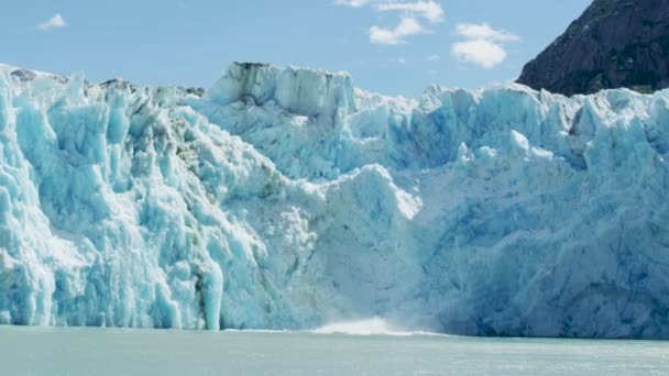壮大な氷河の洞窟 氷の立方体は爆発のように水の中に落ちた アラスカの夏の風景 — ストック動画