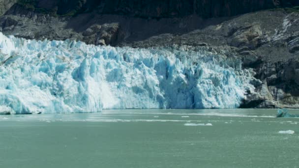 Látványos Gleccser Borjú Jégkockák Hullottak Vízbe Mint Egy Robbanás Sziklák — Stock videók