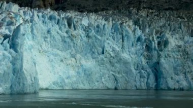 Muhteşem bir buzul yavrusu. Buz küpleri bir patlama gibi suya düştü. Kayalar, Buz, Nehirler, Ormanlar ve Dağlar: Alaska 'nın Yaz Manzarası.