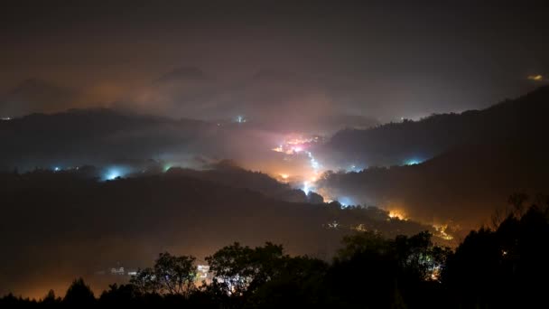 色のライトで移動雲 山の村の夜景 雲の日の出と海をここでキャプチャします 金龍山 — ストック動画