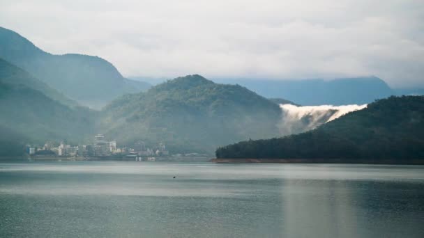 장관을 이루는 폭포수 산봉우리를 아침에는 태양의 호수의 풍경을 수있습니다 타이완 — 비디오