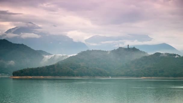 壮大な雲の滝は山から下にカスケード 湖の上のボート 朝の日月潭の山と湖の景色 台湾南投 — ストック動画