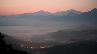 Şafaktan önce, bulutlu dağ köyü manzarayı aydınlatır. Güneşin doğuşunu ve bulutların denizini yakalayın. Jinlong Dağı, Nantou, Tayvan