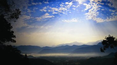 Bulut boşluğu ışığı (Crepuscular Ray) köyde parlıyor. Güneşin doğuşunu ve bulutların denizini yakalayın. Jinlong Dağı, Nantou, Tayvan