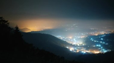 Şafaktan önce, bulutlu dağ köyü manzarayı aydınlatır. Güneşin doğuşunu ve bulutların denizini yakalayın. Jinlong Dağı, Nantou, Tayvan
