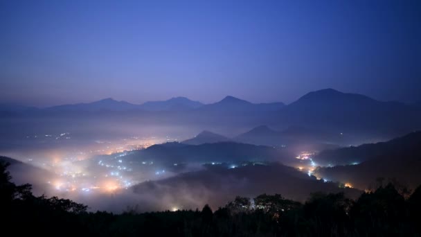 五彩斑斓的云彩 山村的夜景 捕捉这里的日出和云海 台湾南头金龙山 — 图库视频影像