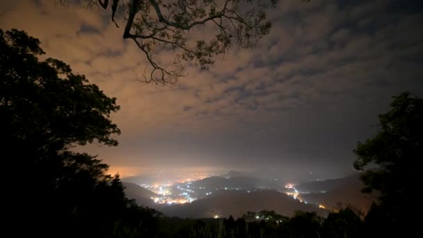 夜明け前に 曇りの山の村の風景を点灯します 雲の日の出と海をここでキャプチャします 金龍山 — ストック動画